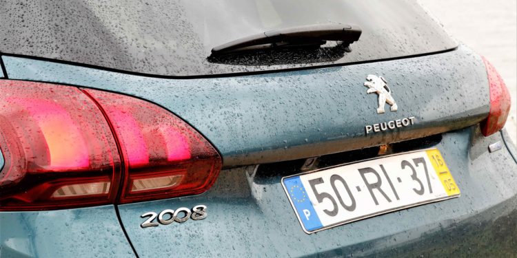 Peugeot 2008 1.6 Blue HDi Allure: Chique e aventureiro! 58