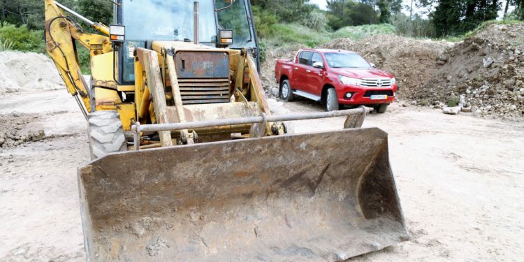 Toyota Hilux Tracker 2.4D 4x4: Quando o trabalho se junta ao lazer! 65 Toyota Hilux Tracker 2.4D 4x4: Quando o trabalho se junta ao lazer! 65