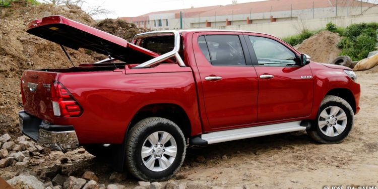 Toyota Hilux Tracker 2.4D 4x4: Quando o trabalho se junta ao lazer! 54 Toyota Hilux Tracker 2.4D 4x4: Quando o trabalho se junta ao lazer! 54
