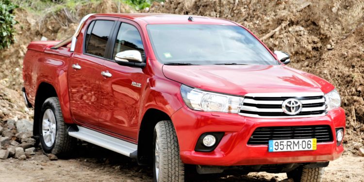 Toyota Hilux Tracker 2.4D 4x4: Quando o trabalho se junta ao lazer! 64 Toyota Hilux Tracker 2.4D 4x4: Quando o trabalho se junta ao lazer! 64