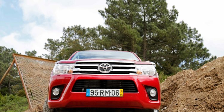 Toyota Hilux Tracker 2.4D 4x4: Quando o trabalho se junta ao lazer! 63 Toyota Hilux Tracker 2.4D 4x4: Quando o trabalho se junta ao lazer! 63