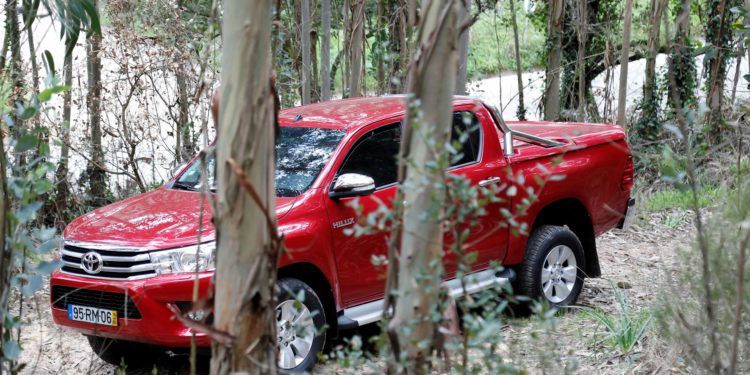 Toyota Hilux Tracker 2.4D 4x4: Quando o trabalho se junta ao lazer! 33 Toyota Hilux Tracker 2.4D 4x4: Quando o trabalho se junta ao lazer! 33