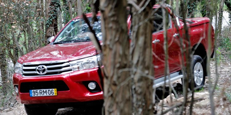 Toyota Hilux Tracker 2.4D 4x4: Quando o trabalho se junta ao lazer! 30 Toyota Hilux Tracker 2.4D 4x4: Quando o trabalho se junta ao lazer! 30