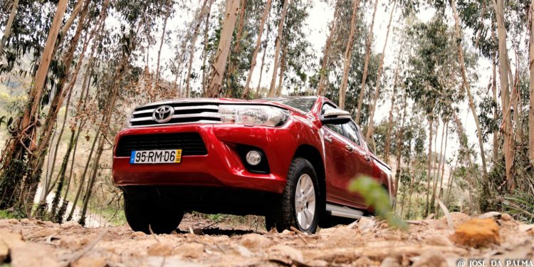 Toyota Hilux Tracker 2.4D 4x4: Quando o trabalho se junta ao lazer! 32 Toyota Hilux Tracker 2.4D 4x4: Quando o trabalho se junta ao lazer! 32