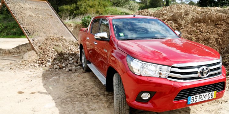 Toyota Hilux Tracker 2.4D 4x4: Quando o trabalho se junta ao lazer! 59 Toyota Hilux Tracker 2.4D 4x4: Quando o trabalho se junta ao lazer! 59
