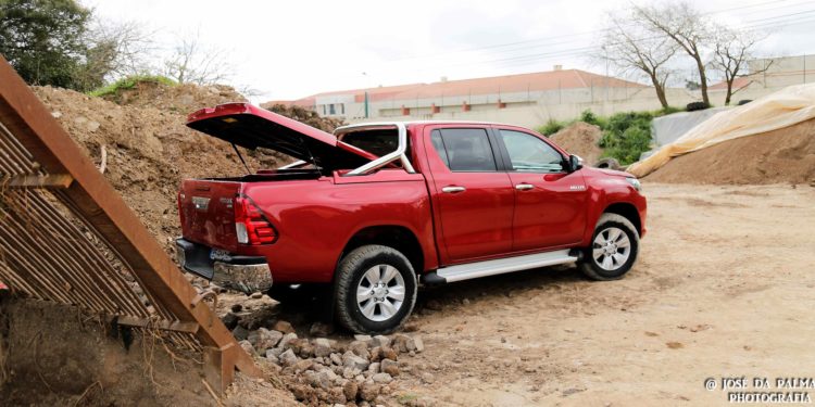 Toyota Hilux Tracker 2.4D 4x4: Quando o trabalho se junta ao lazer! 57 Toyota Hilux Tracker 2.4D 4x4: Quando o trabalho se junta ao lazer! 57
