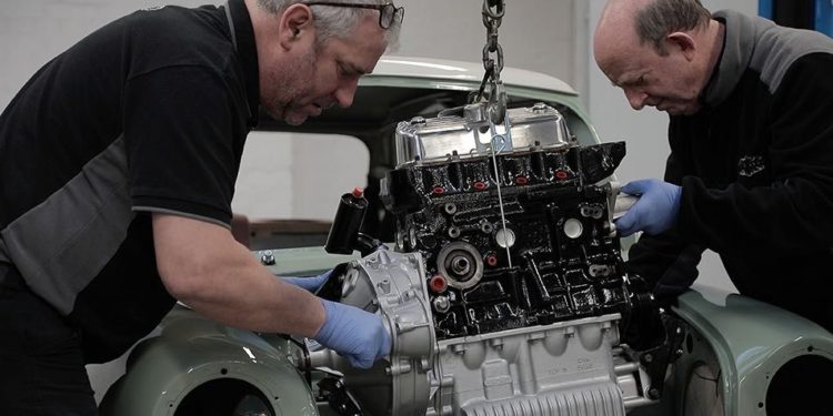 A David Brown Automotive altera Mini´s Antigos! 30