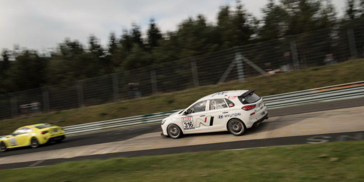 Hyundai i30 N ataca Nurburgring uma ultima vez antes da produção! (vídeo) 13
