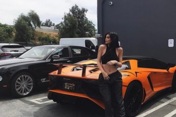 Kylie Jenner exibe o seu Lamborghini Aventador SV Roadster! 13