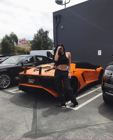 Kylie Jenner exibe o seu Lamborghini Aventador SV Roadster! 16