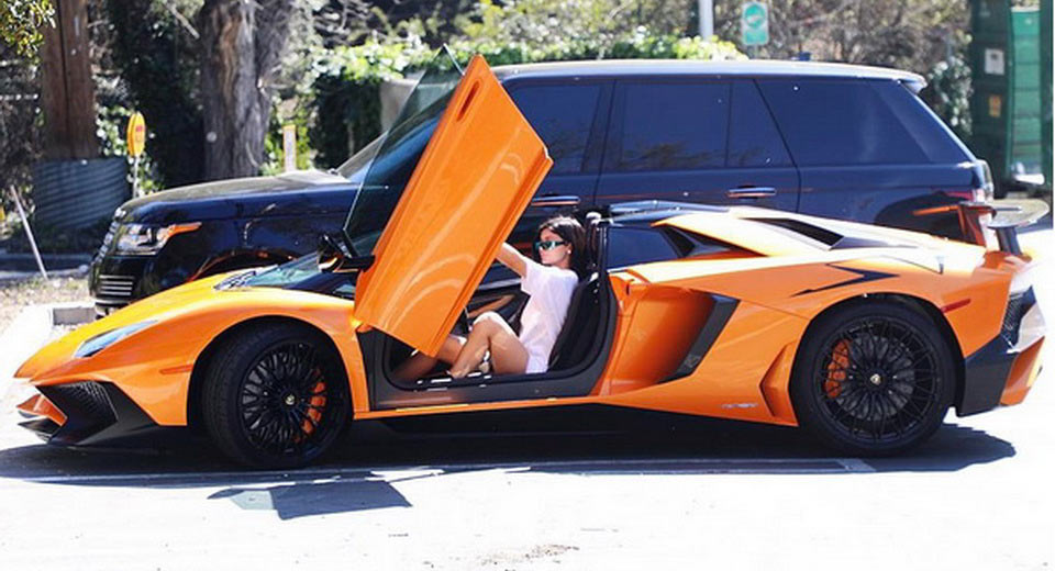 Kylie Jenner exibe o seu Lamborghini Aventador SV Roadster! 15