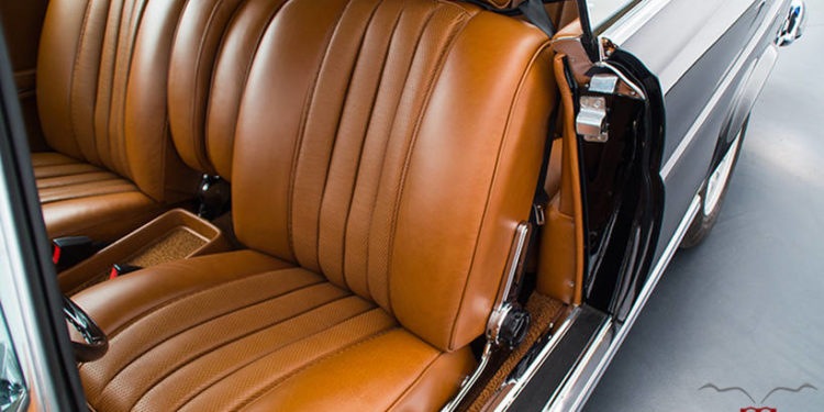 Este Mercedes W111 Coupé de 1977 tem um motor V8 AMG! 15