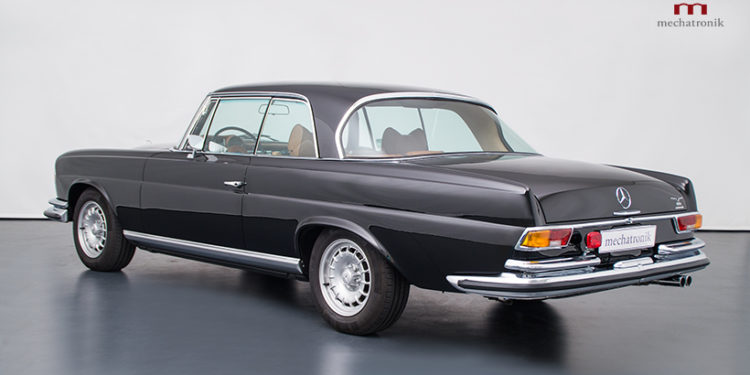 Este Mercedes W111 Coupé de 1977 tem um motor V8 AMG! 23