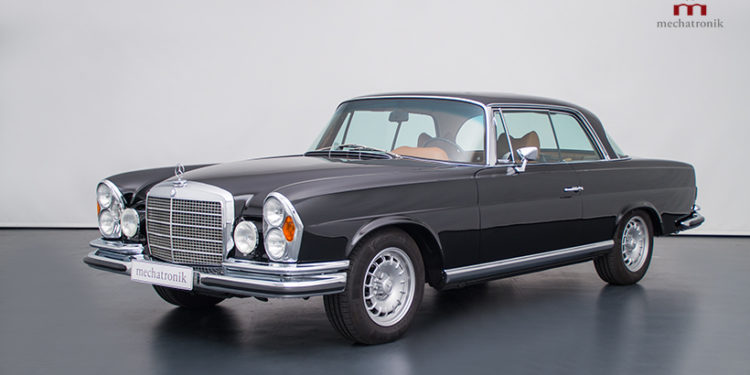 Este Mercedes W111 Coupé de 1977 tem um motor V8 AMG! 24