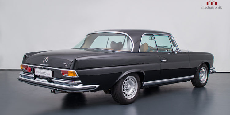 Este Mercedes W111 Coupé de 1977 tem um motor V8 AMG! 21