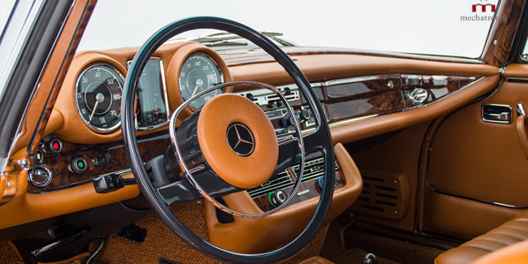 Este Mercedes W111 Coupé de 1977 tem um motor V8 AMG! 17