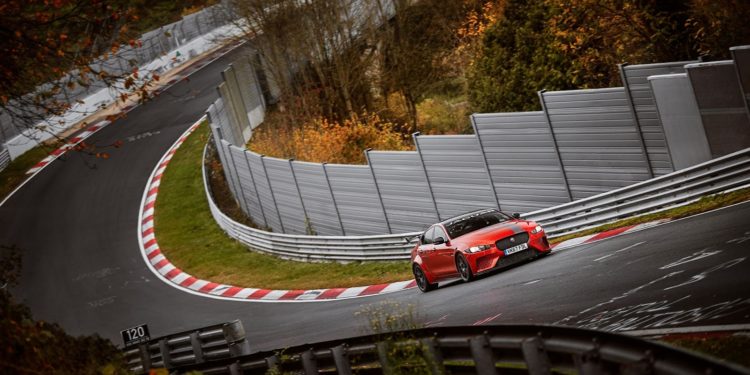 Jaguar XE SV Project 8 é a berlina mais rápida de Nurburgring com 7 minutos e 23 segundos! 16