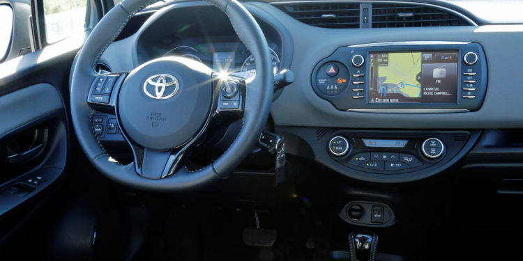 Toyota Yaris Hybrid: Utilitário ecológico! 32