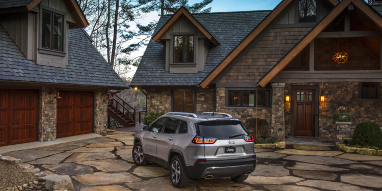 Jeep Cherokee de "cara lavada" a caminho do salão de Detroit! 15
