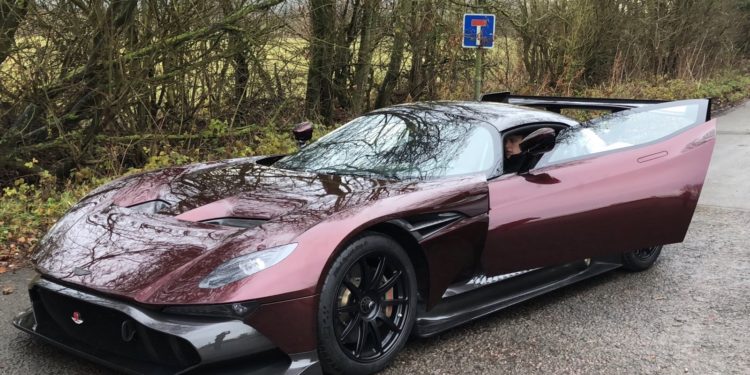 Este é o único Aston Martin Vulcan homologado para a via publica! 16