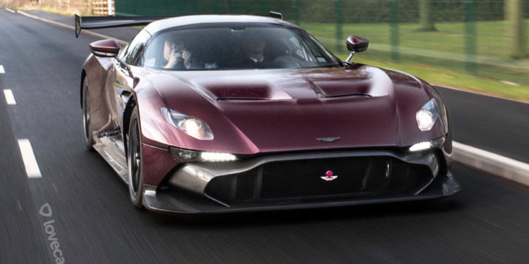 Este é o único Aston Martin Vulcan homologado para a via publica! 19