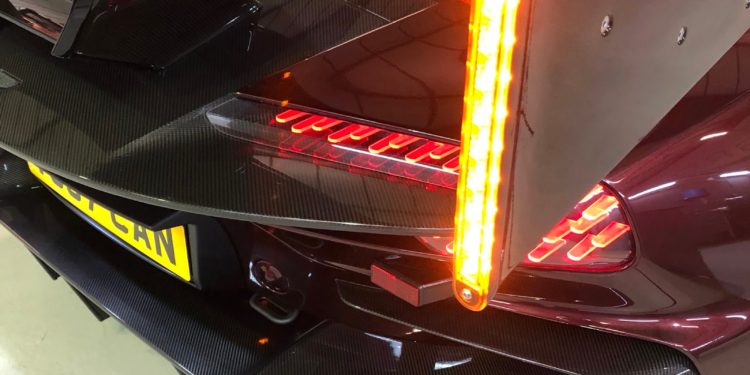 Este é o único Aston Martin Vulcan homologado para a via publica! 17