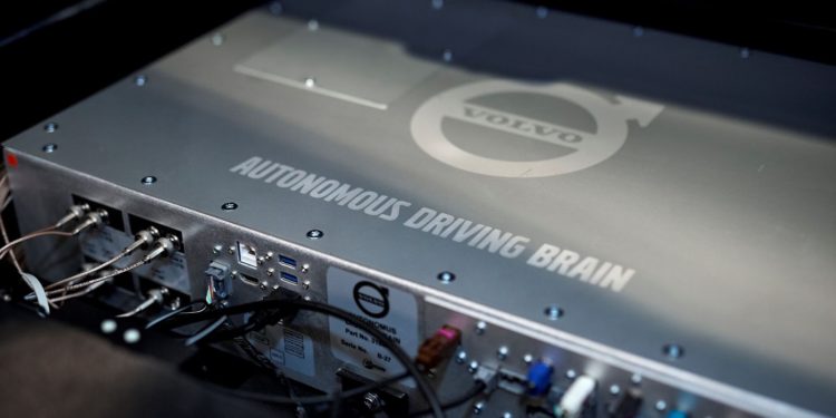 Volvo entrega automóveis autónomos a famílias Suecas! 23