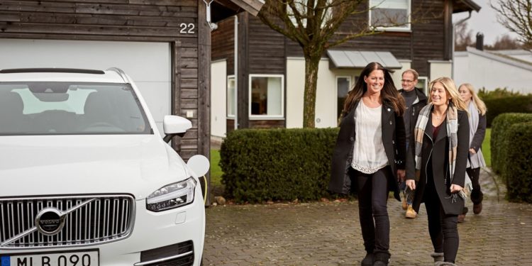 Volvo entrega automóveis autónomos a famílias Suecas! 17