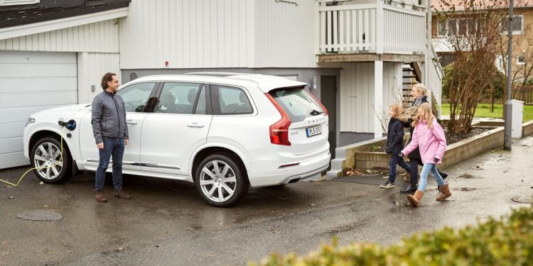 Volvo entrega automóveis autónomos a famílias Suecas! 15