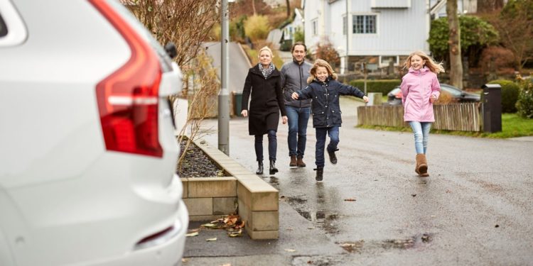 Volvo entrega automóveis autónomos a famílias Suecas! 14