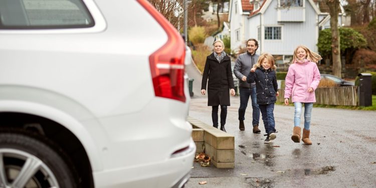 Volvo entrega automóveis autónomos a famílias Suecas! 13