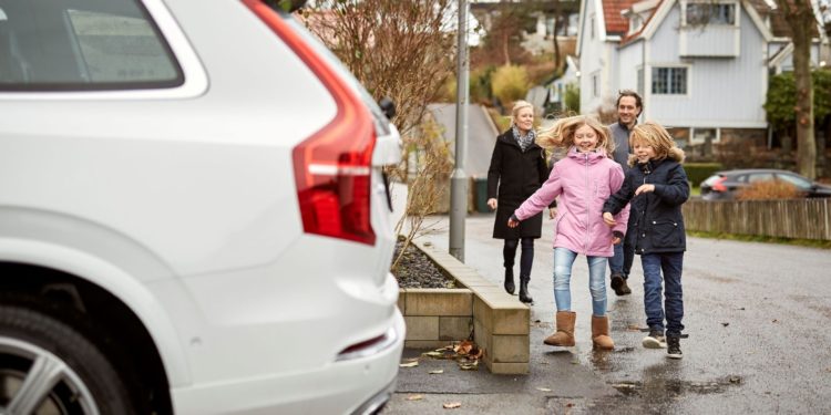 Volvo entrega automóveis autónomos a famílias Suecas! 38