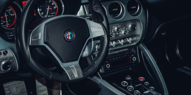 Este Alfa Romeo 8C vai a leilão! 17
