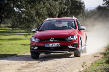 Volkswagen começa 2018 a actualizar o Volkswagen Golf! 24