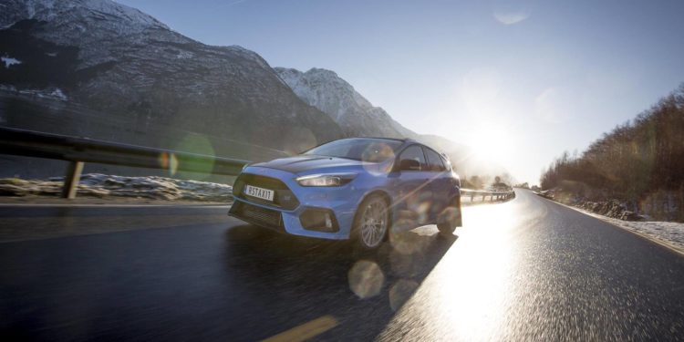 Este Taxista cria emoções fortes na Noruega como seu Ford Focus RS! 22