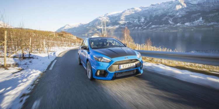 Este Taxista cria emoções fortes na Noruega como seu Ford Focus RS! 17
