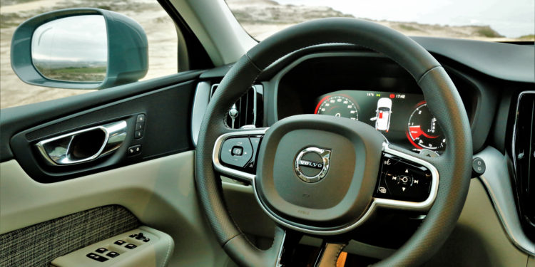 Volvo XC60 D4 AWD Momentum: Ao volante do automóvel mais seguro do segmento! 52