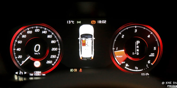 Volvo XC60 D4 AWD Momentum: Ao volante do automóvel mais seguro do segmento! 37