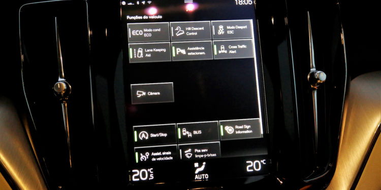 Volvo XC60 D4 AWD Momentum: Ao volante do automóvel mais seguro do segmento! 25