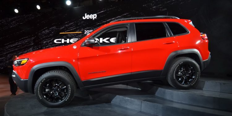 Jeep Cherokee aparece de "cara lavada" em Detroit! 68