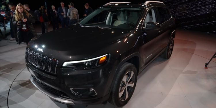 Jeep Cherokee aparece de "cara lavada" em Detroit! 60