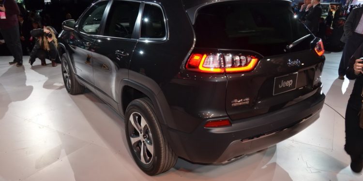 Jeep Cherokee aparece de "cara lavada" em Detroit! 58