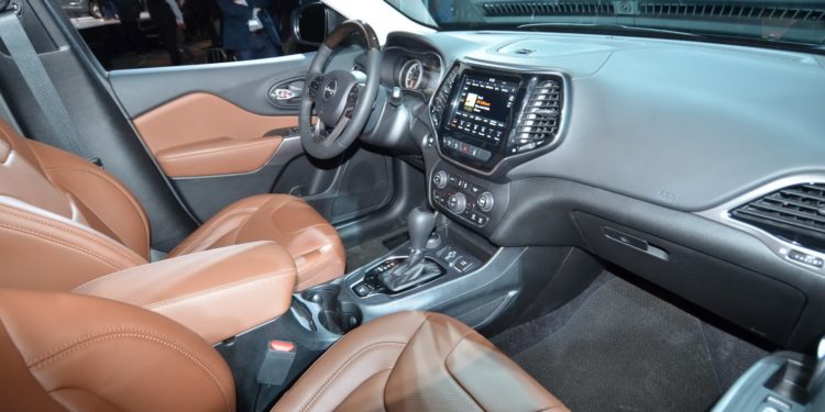 Jeep Cherokee aparece de "cara lavada" em Detroit! 57