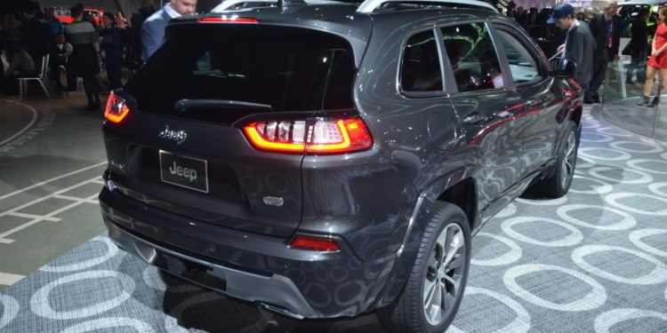Jeep Cherokee aparece de "cara lavada" em Detroit! 56