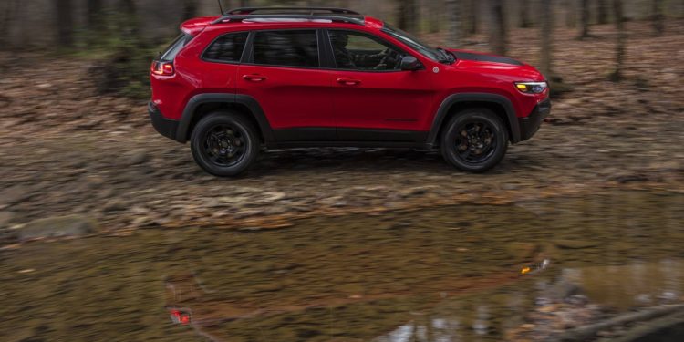 Jeep Cherokee aparece de "cara lavada" em Detroit! 42