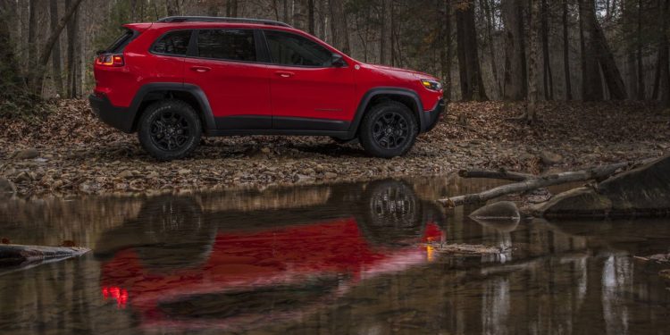Jeep Cherokee aparece de "cara lavada" em Detroit! 41