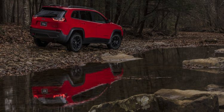 Jeep Cherokee aparece de "cara lavada" em Detroit! 36