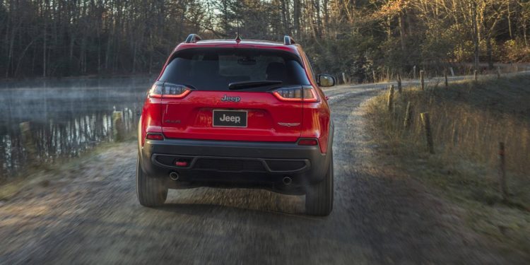 Jeep Cherokee aparece de "cara lavada" em Detroit! 38