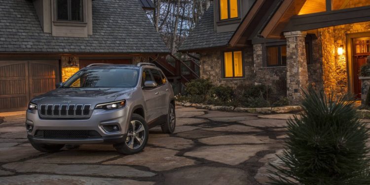 Jeep Cherokee aparece de "cara lavada" em Detroit! 27