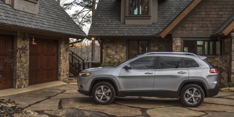 Jeep Cherokee aparece de "cara lavada" em Detroit! 23